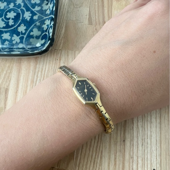 Seiko ladies black dial hexagonal gold tone dress watch NEW BATTERY main image 11